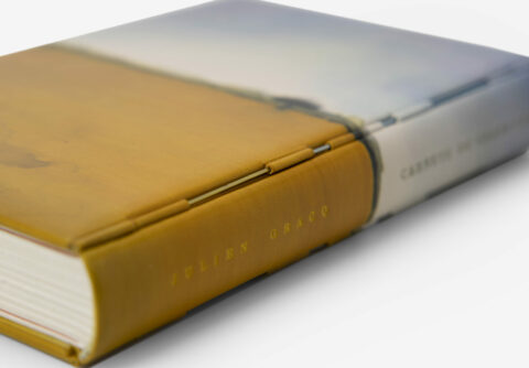 reliure-a-tiges, rod-binding, reliure-tige, reliure-charniere, reliure-piano, bookbinding, reliure, reliure-art, reliure-contemporaine, fine-binding, julie-auzillon, livres-rares, livre-rare, rare-book, edition-originale, julien-gracq, edition-originale-julien-gracq, reliure-julien-gracq, carnet-du-grand-chemin-gracq